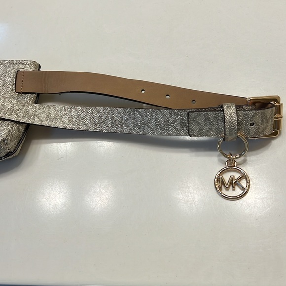 Michael Kors Small Bag - Picture 5 of 6